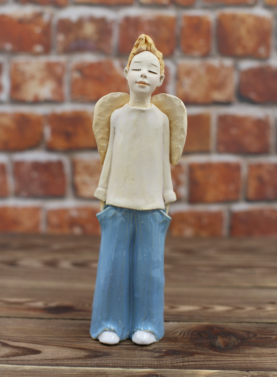 Figurka ceramiczna chłopiec anioł